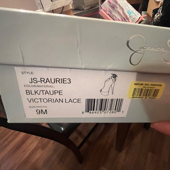 Unique Jessica Simpson heel - Picture 4 of 4